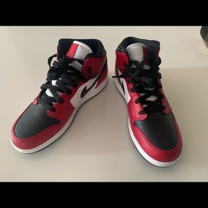 Jordan 1 Mid Black Toe Size 6y
